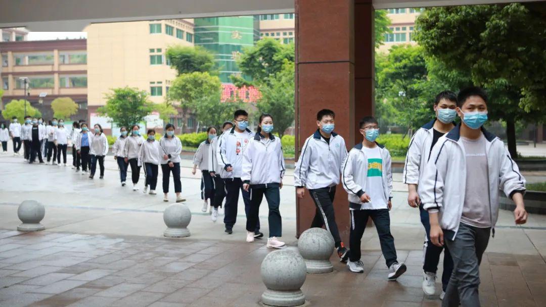 今天,郧西一中2788名高三学生安全返校.