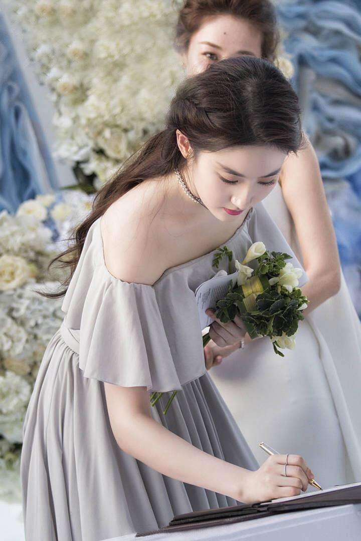 特别 也让所有伴娘也优雅大气伴娘服也是仙气十足的紫色长裙神仙姐姐