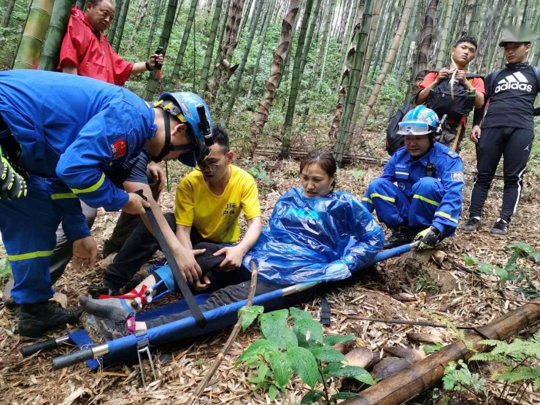 准备担架转运转运中▲山路陡峭,道路湿滑近年来,驴友登山受伤被困事件