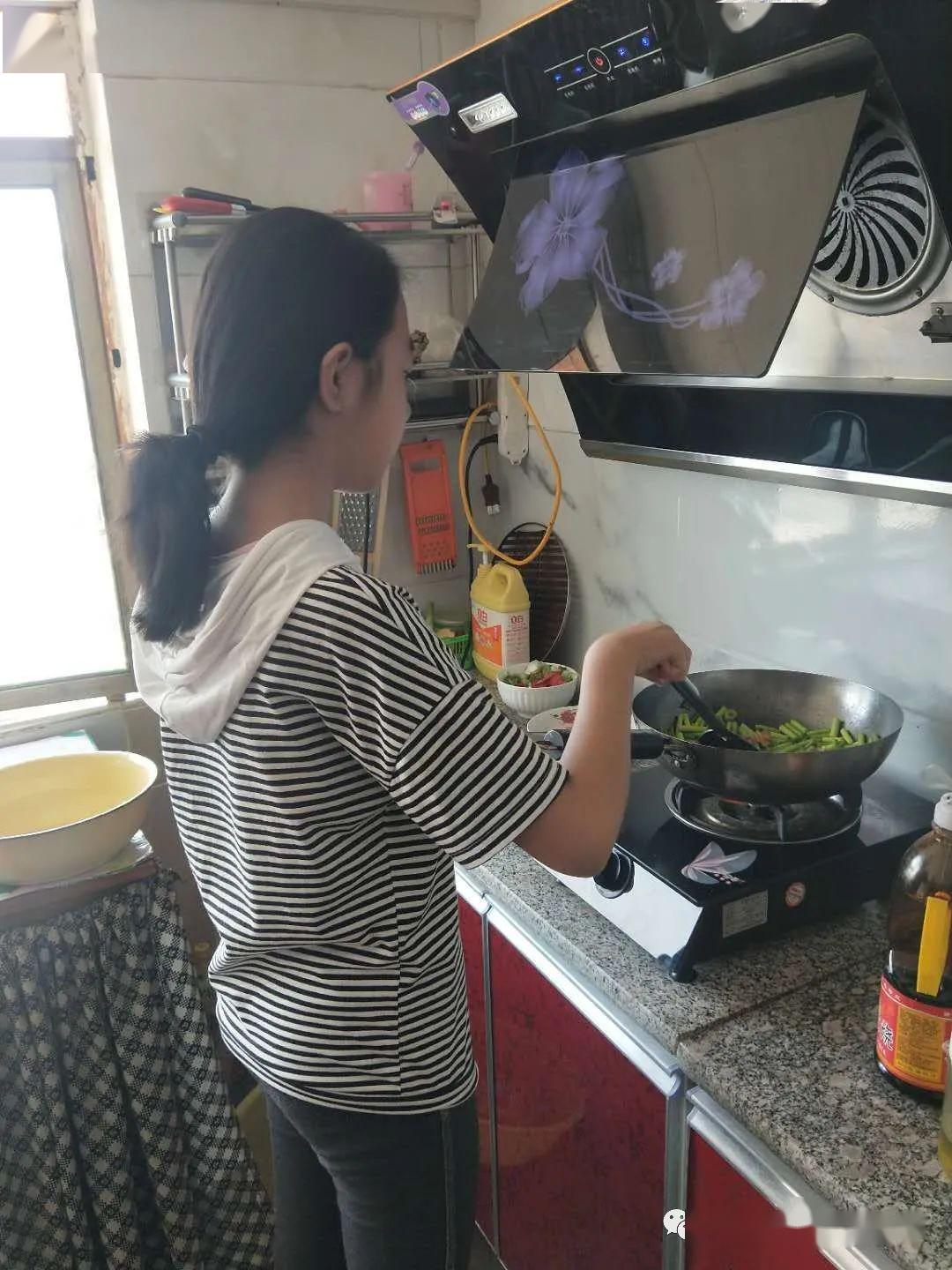 学生做饭的照片背影图片