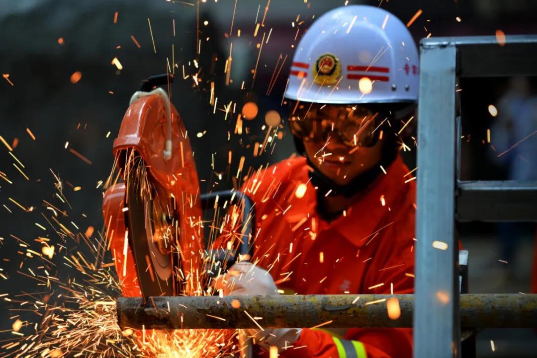 致敬最美劳动者让劳动最光荣最崇高最伟大最美丽蔚然成风