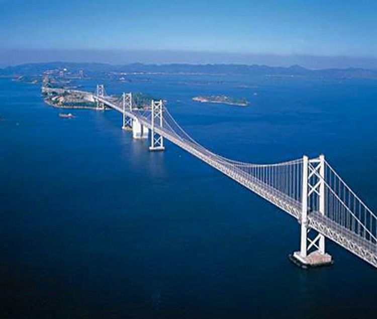 过去曾有"世界十大悬索桥"的说法,但今天中国桥梁建设日新月异,许多超