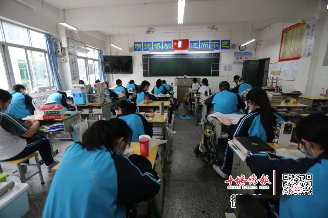 每班50余人共有学生1300余人据了解,郧阳中学高三年级才