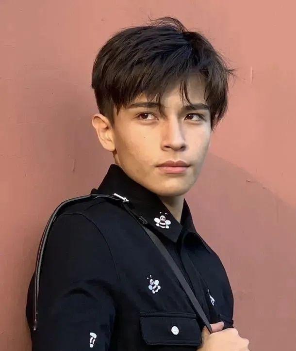 而老板儿子99新疆小伙儿巴恩泽99更是男生看了都眼红的超模级别