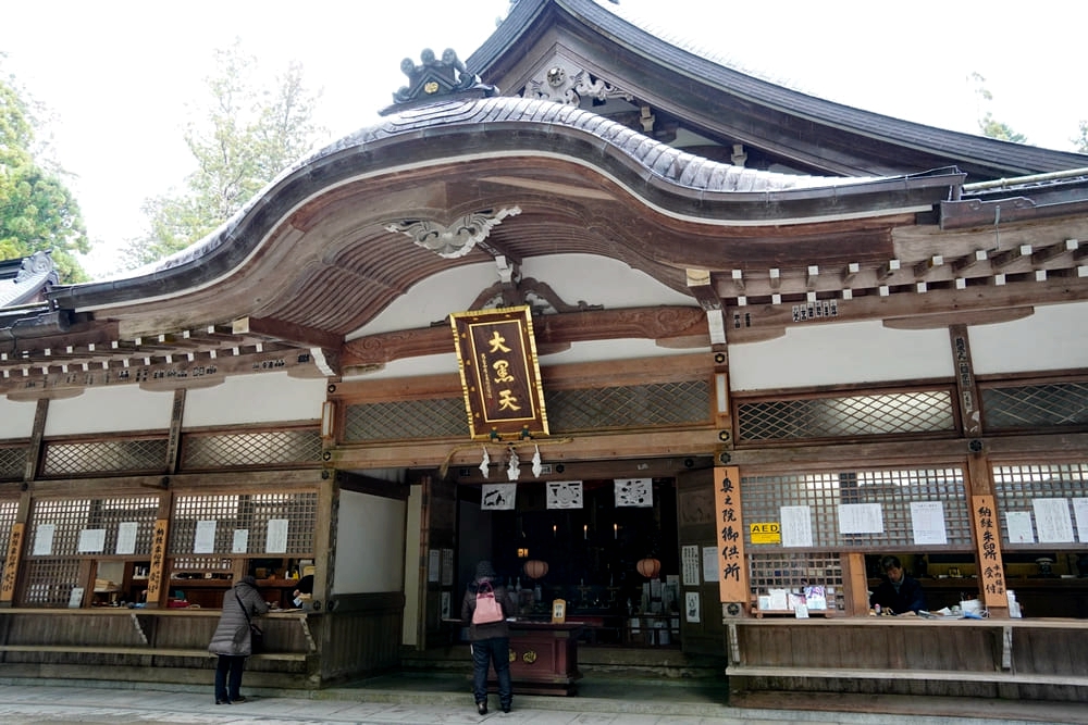 在日本高野山游玩奥之院金刚峯寺坛上伽蓝是必须的行程