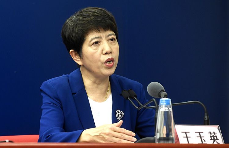 北京大学第一医院大外科护士长,医疗队护士长王玉英回答记者提问.