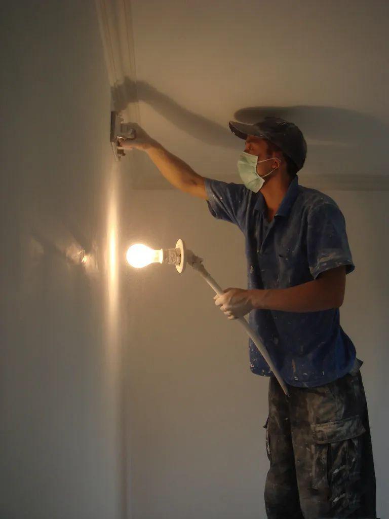 的墙面较难打磨,因为施工时压的太实或抛光会使腻子粉层的密度增加