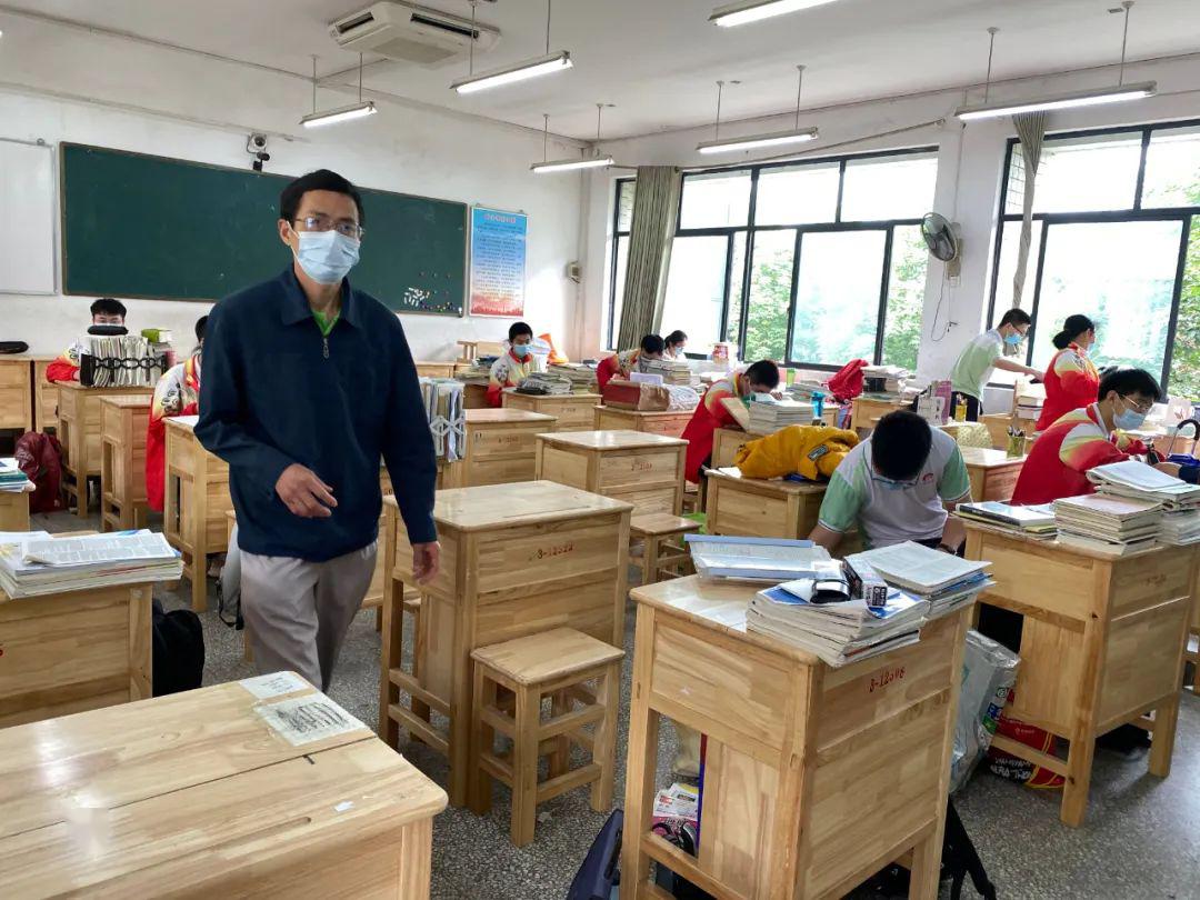 专心致志单人单桌,隔排就座堂食,单人单桌襄阳五中襄阳一中(图片来源