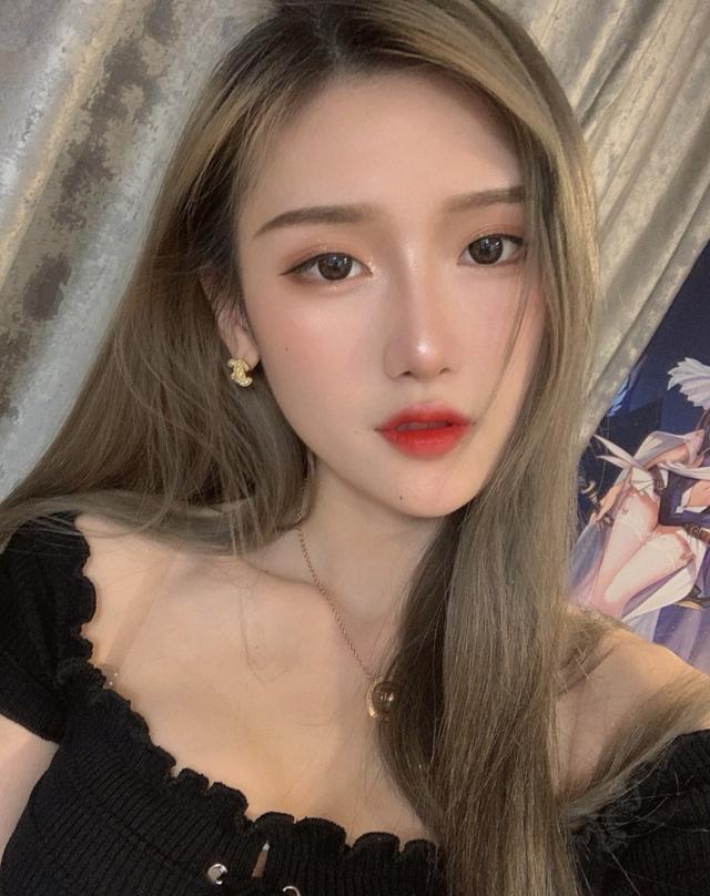 腐团儿晒图挑战一字肩黑色上衣尽显女神范粉丝看完直言太完美