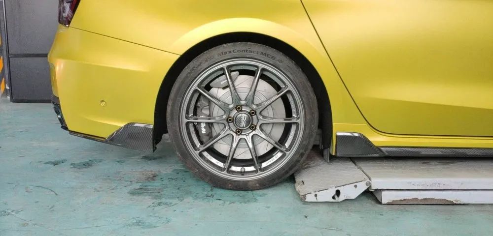 前轮改装的ap9660是锻造大六竞技卡钳,后轮ap9440是锻造大四街赛两用