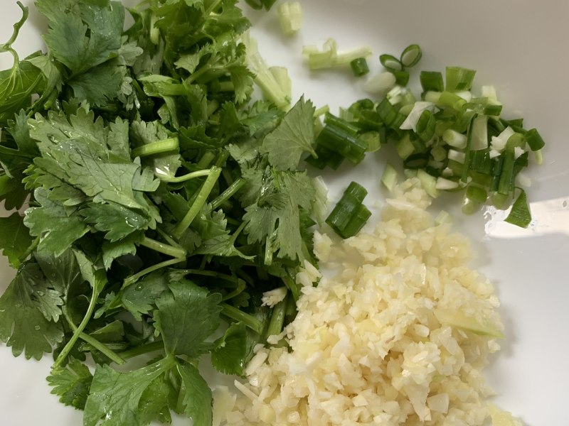 姜蒜切末,葱,香菜切段备用