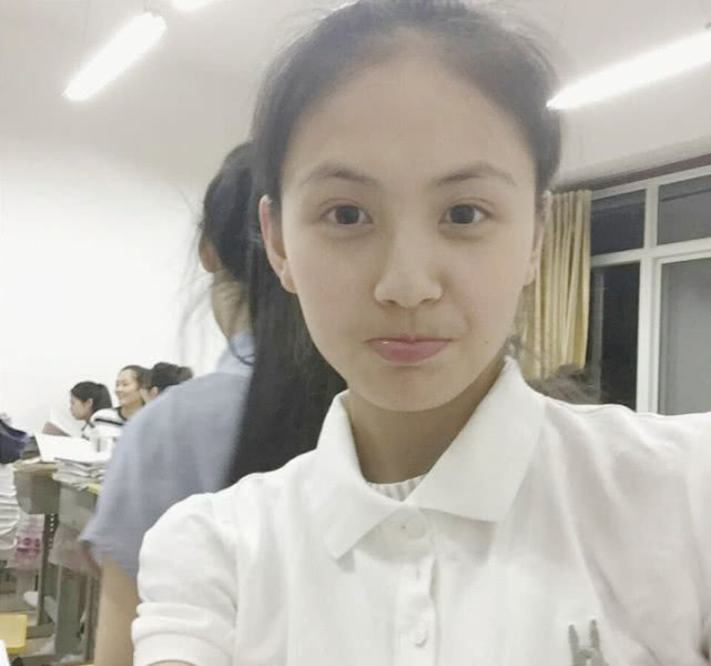 不知道在高中时候,她是否是他们学校校花,班花级别的存在?
