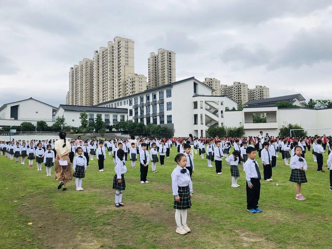 国旗之下从心出发丽水市秀山小学2020年春季复学典礼