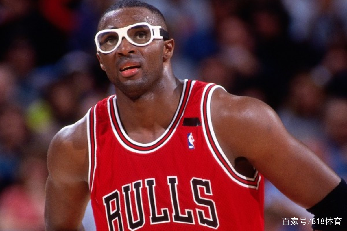 霍雷斯-格兰特,司职大前锋/中锋,喜欢戴眼镜打比赛绰号"眼镜蛇".