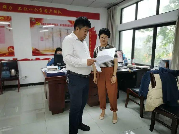 办党委书记白建峰到脱贫办公室检查脱贫攻坚相关工作并与扶贫专员贾