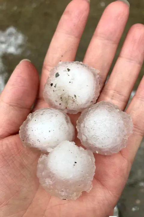 持续15分钟冰雹直径28毫米卓尼县遭受强降雨伴冰雹袭击