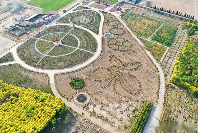 山西襄汾沁馨园里景色秀游人乐享五一假期