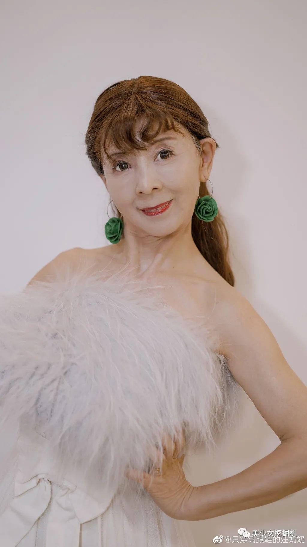 原创高龄美少女网红78岁拥有杨幂同款蚂蚁腰还能劈叉蹦迪踩高跟