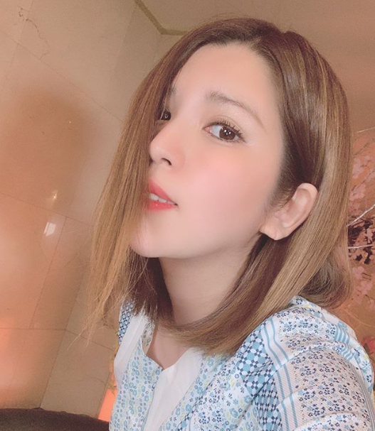 坂口杏里是日本著名演员坂口良子的女儿,有着明星妈妈的光环,坂口杏里
