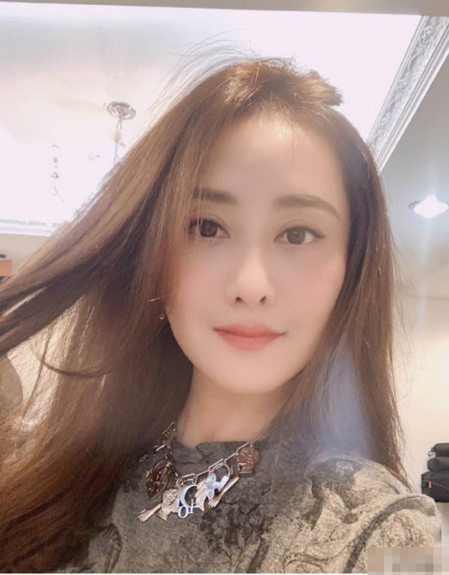 离婚后陈德容晒工作照 46岁身材颜值仍都在线_王赞策