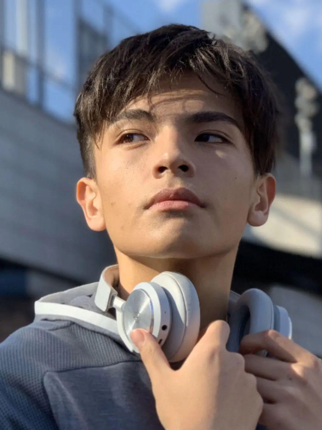 而老板儿子99新疆小伙儿巴恩泽99更是男生看了都眼红的超模级别