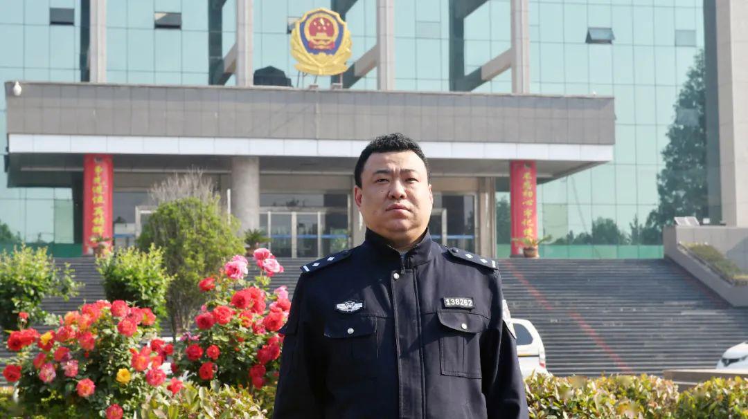 陈少阳,中共党员,现年33岁,二级警司警衔