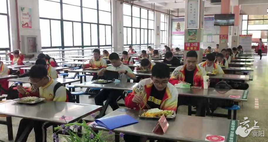 襄阳五中襄阳一中(图片来源:襄阳网)休息也不马虎每间学生寝室原则