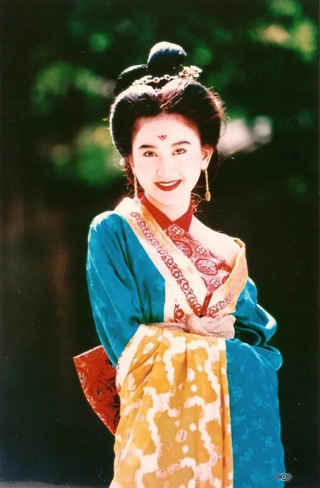 90年代大波浪 心型唇,温碧霞年轻时柔媚入骨