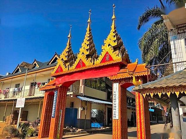 曼飞龙村傣陶制作坊泥巴烧成金钵钵