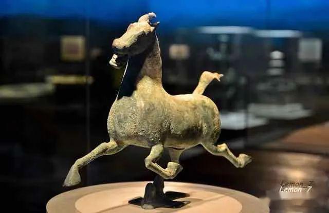 陈忠的诗歌:那匹绝尘的马