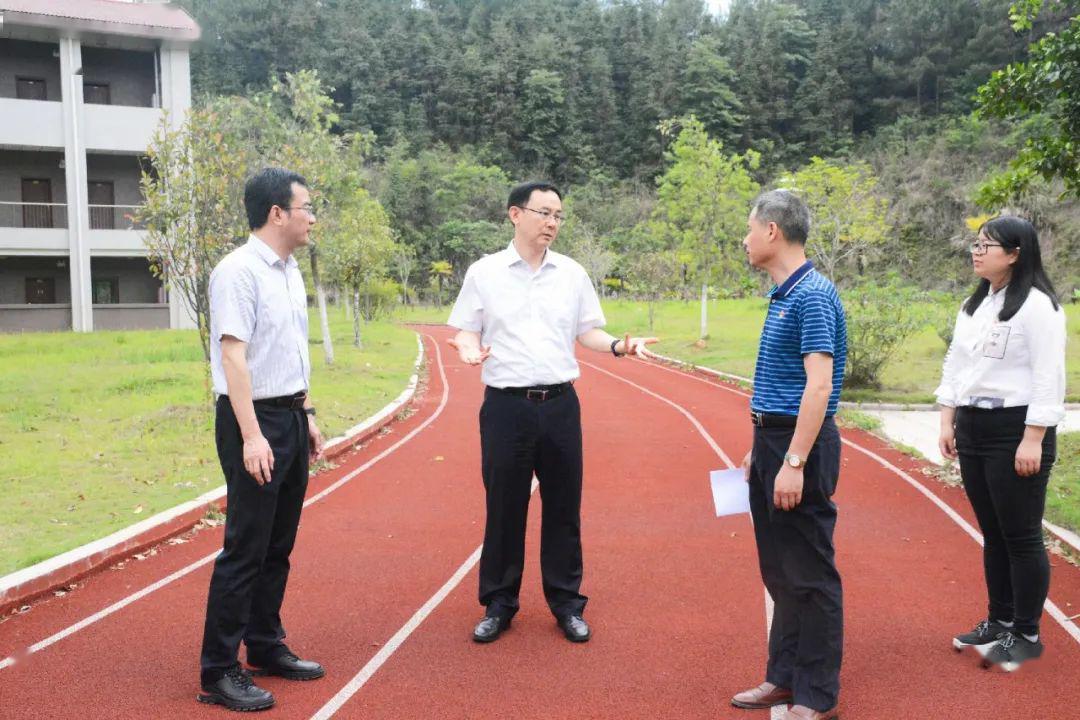刘文华在实地察看定南党校多媒体教室,讨论室,办公楼,学员宿舍,食堂等