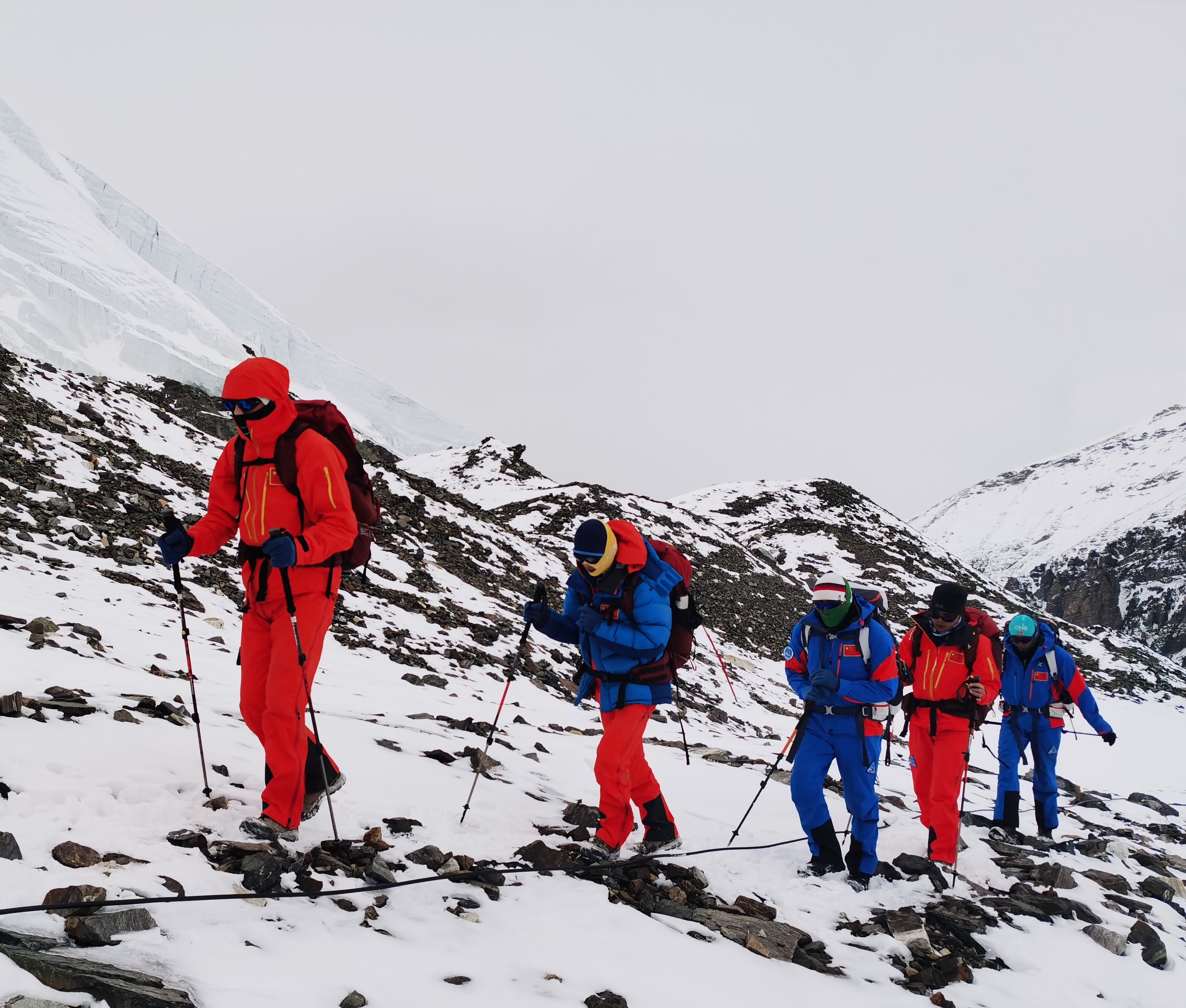 2020珠峰高程測量登山隊向海拔6500米前進營地挺進