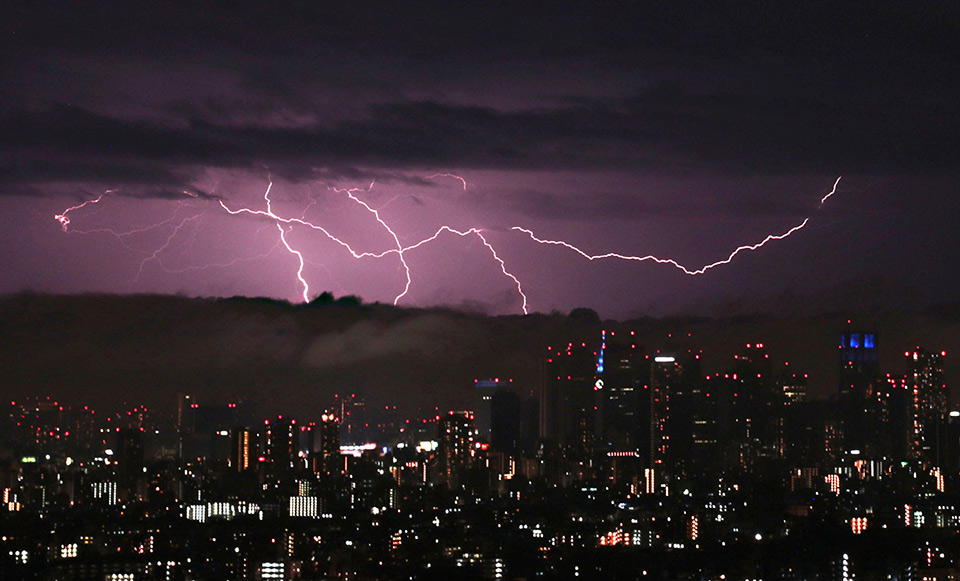 1/ 4 当地时间2020年5月6日,日本东京,当地雷电交加,犹如末日大片上演