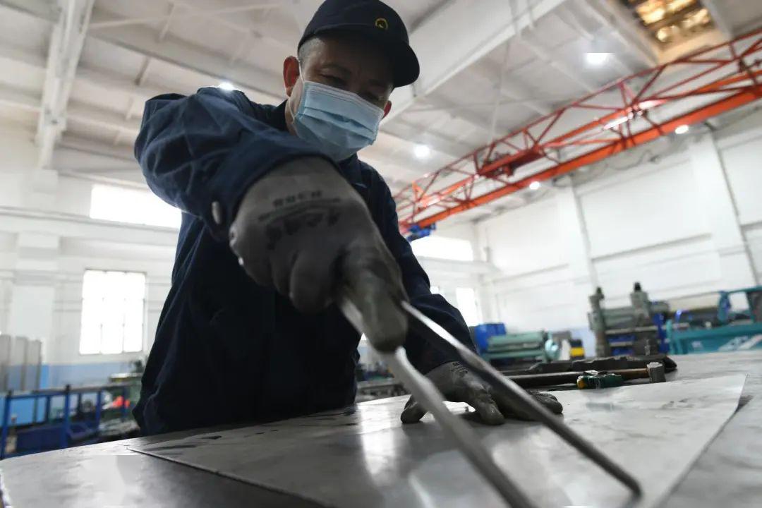 白铁工一个完美的排空管逐渐成型不到5分钟右手控制拍板力道轻轻拍击