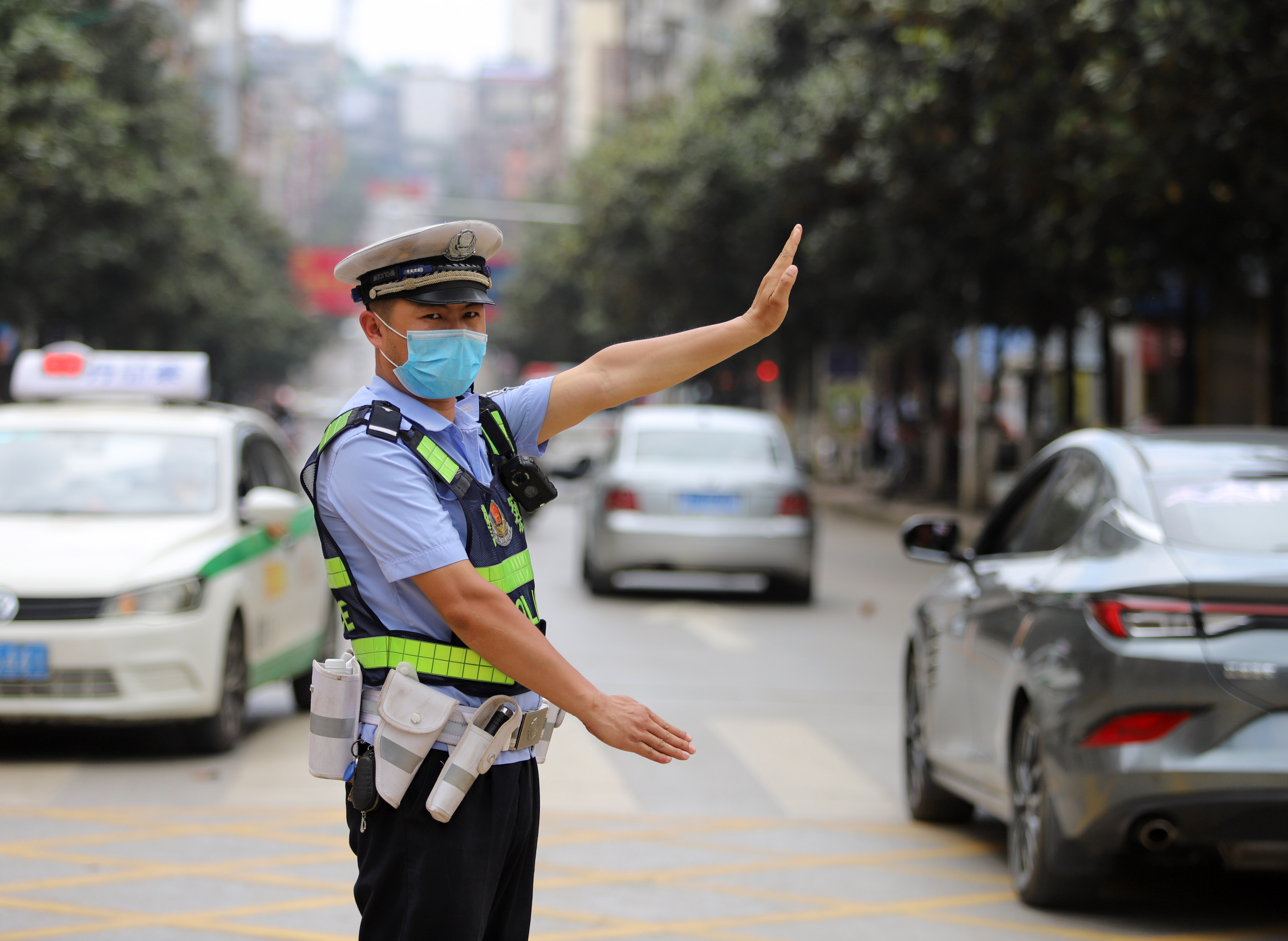 5月4日,在贵州省丹寨县龙泉镇,执勤交警在指挥交通