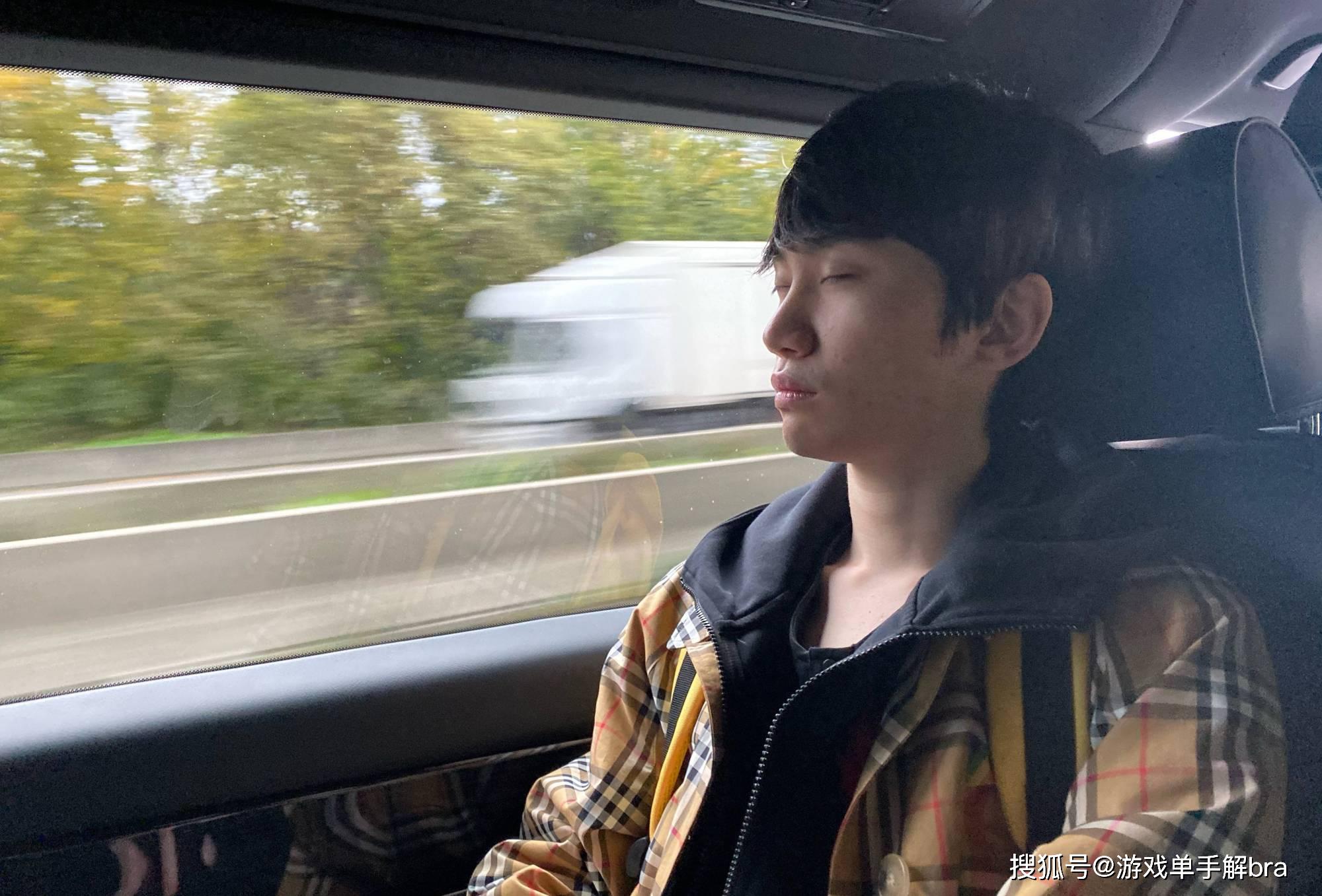 不吹不黑,仅限fpx队员中,刘青松的颜值是不是队伍里面最高的?