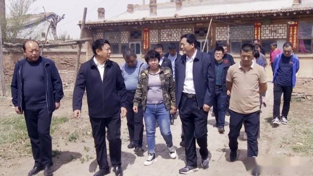 包头市人大农牧委主任委员吕尚飞分别带领工作组深入到土右旗美岱召镇