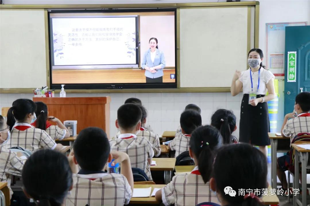 原创南宁市菠萝岭小学致敬逆行者立下凌云志当好接班人