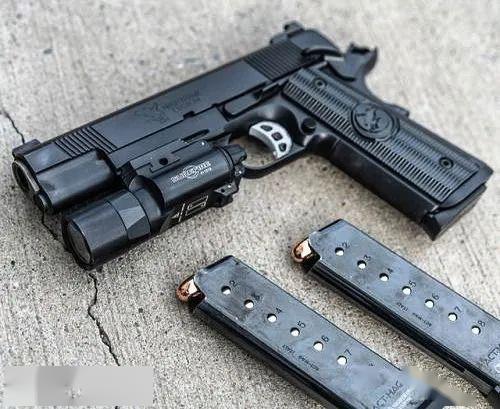 手枪美图握紧握把瞄准目标稳住呼吸扣动食指砰