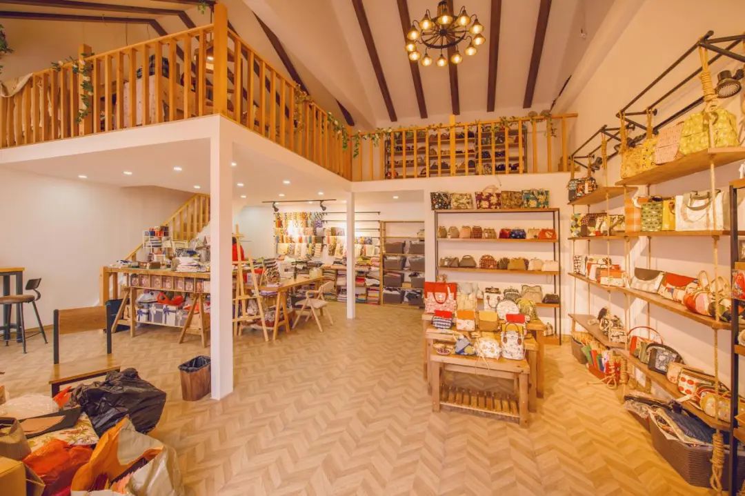 当然不! 这里还藏着许多精致小店, 美食都等待着遇见你喔