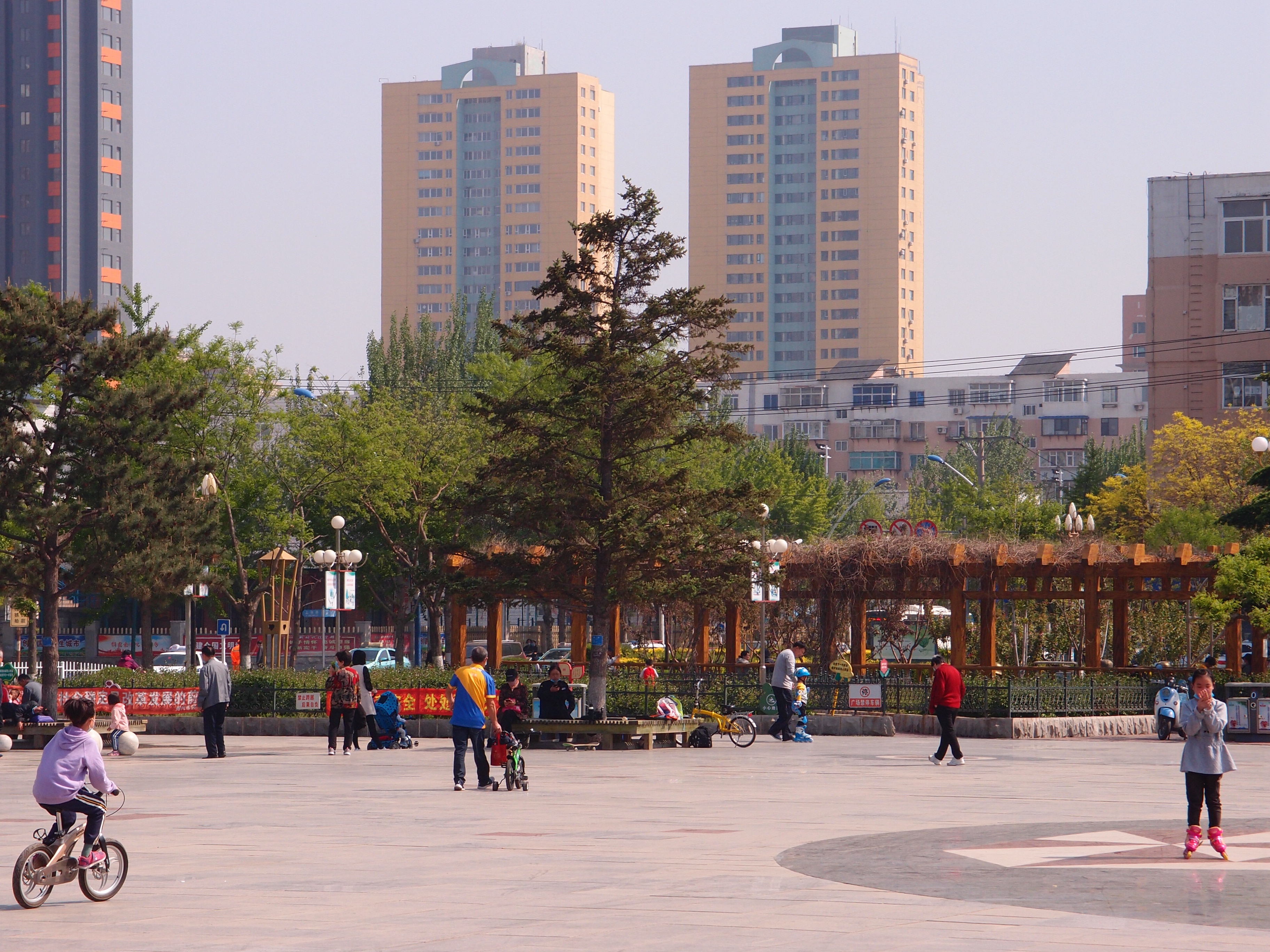 宝石广场位于锦州医科大学附属三院的西南侧,在牡丹丛中,远远地可以