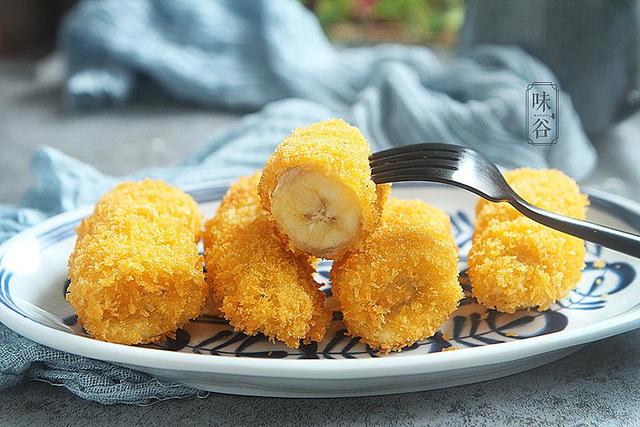 原创教你做一道简单的香蕉甜点色泽金黄外酥里嫩甜而不腻又解馋