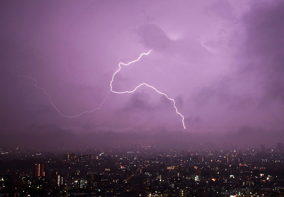 1/ 12 当地时间2020年5月6日,日本东京,当地雷电交加,犹如末日大片