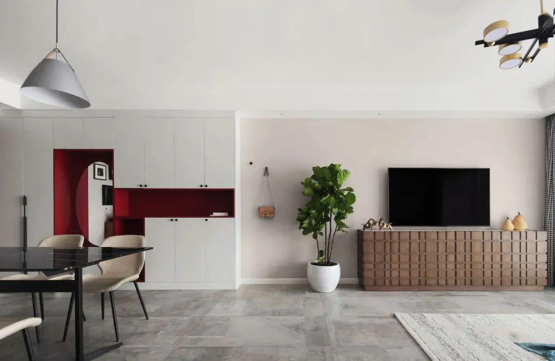 储物空间不多,典型的猪肝红地板以及廉价的墙纸,改造前整体装修很过时