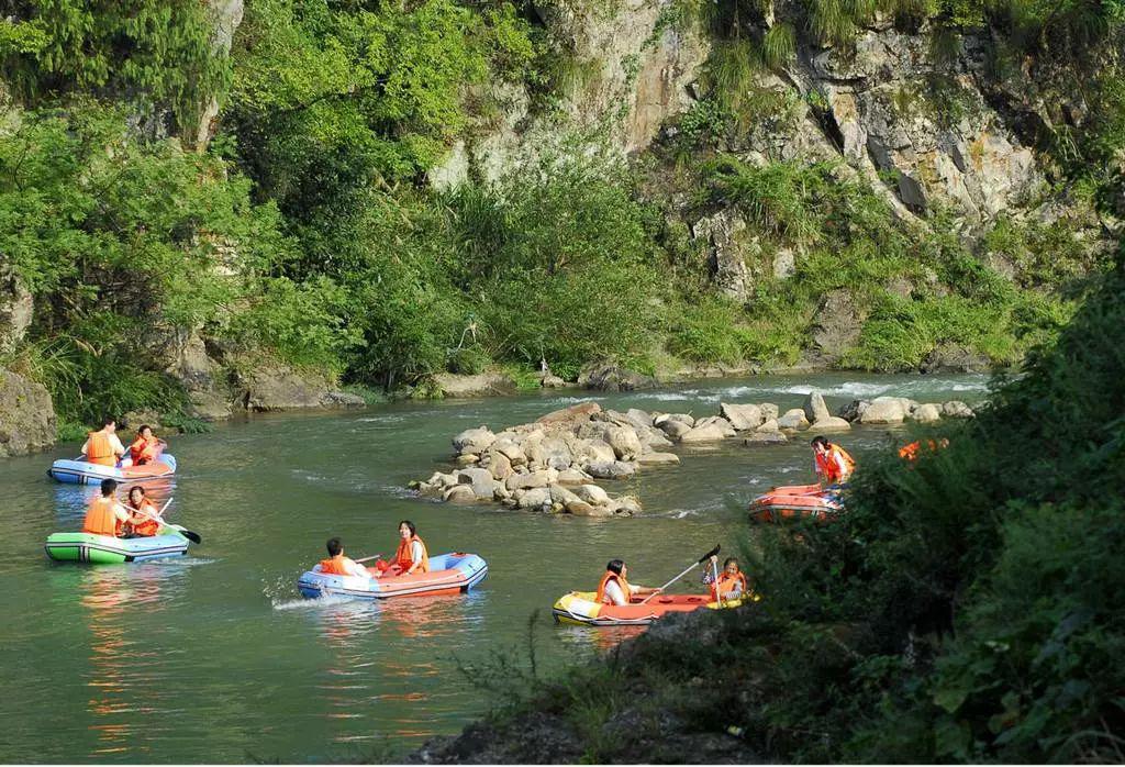 白云溪漂流距鱼儿的家仅3公里,是千岛湖时间最长,最平缓的漂流,尤其