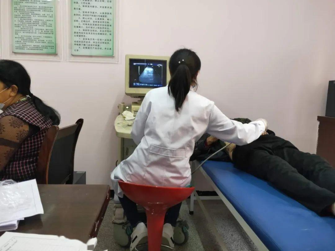区妇保院开展贫困妇女"两癌"免费筛查下乡活动_检查