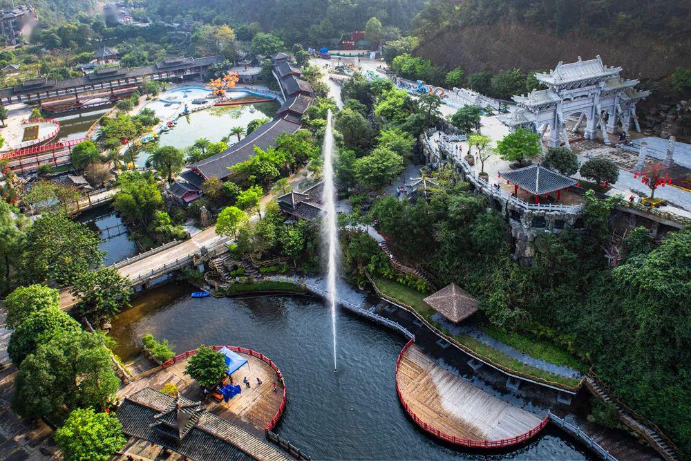 龙门水都年卡限时抢购,无限畅玩鲤鱼湾温泉水乐园,玻璃桥.