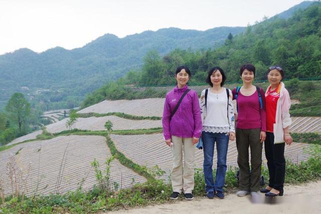 汉中户外爱好者重走红军路映山红成路标