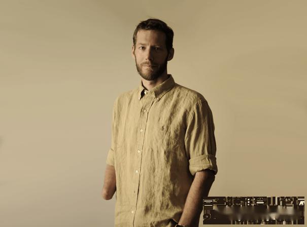 aron ralson在海上度过438日时间后,alvarenga看到偏僻的ebon岛屿,并