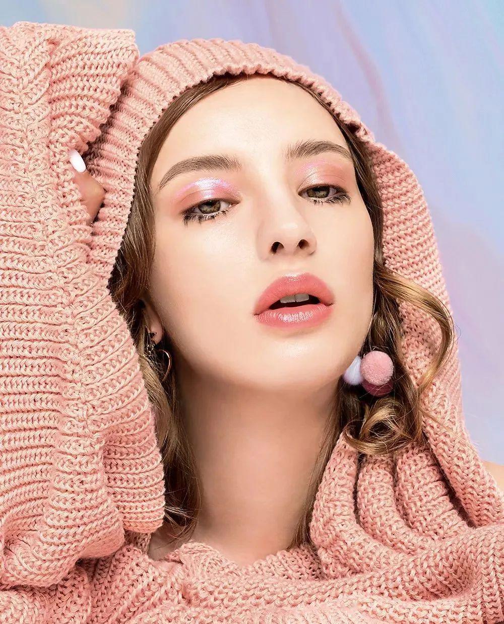 给妆容做减法的浅冷型人化个清凉裸妆过夏天